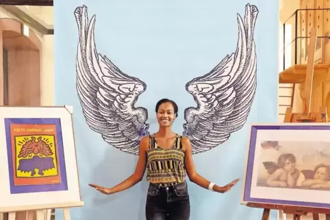 Hier kann jeder zum Engel werden: Fatima Niang, die beim Aufbau der Ausstellung half, zwischen Keith Harings Batman-Engel und de