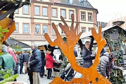 Weihnachtsmarkt vor dem Rathaus.