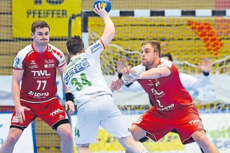 Ein Mann, der anpackt: Frederic Stüber (rechts) von Handball-Bundesligist Eulen Ludwigshafen. Links: Ex-Eule David Schmidt, heut