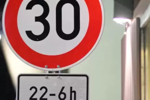 Derzeit gilt die Beschränkung auf Tempo 30 in der Hinterweidenthaler Hauptstraße nur für die Zeit von 22 bis 6 Uhr.  Foto: Elig