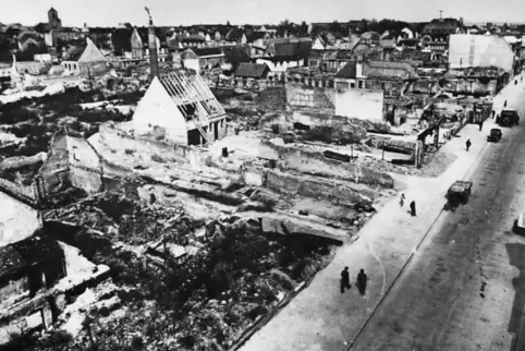 So sah es einige Zeit nach dem Angriff an der Bahnhofstraße aus. Links hinten sind die Reste der Synagoge zu erkennen, rechts hi