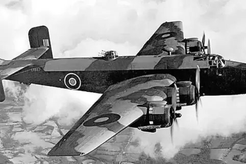 Ein britischer Bomber vom Typ Halifax MK II. Die viermotorigen Maschinen wurden im Zweiten Weltkrieg im Luftkrieg gegen das Deut