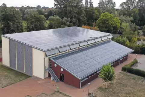 Die Solaranlage auf der Sporthalle der Klingbachschule in Billigheim-Ingenheim hat seit 2012 über zwei Millionen Kilowattstunden
