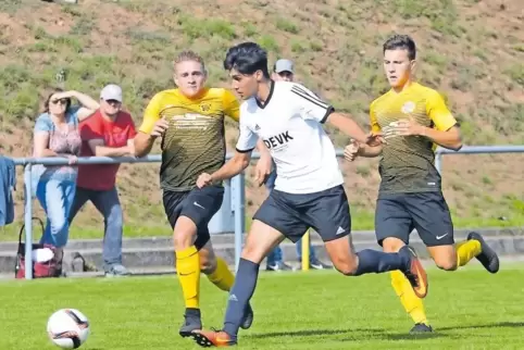 Spitzenreiter SV Hermersberg (gelbe Trikots) besiegte am letzten Wochenende den TuS Steinbach mit 2:0. Hier setzt sich der Stein