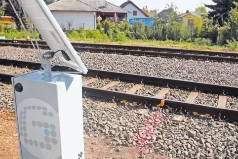 Die Gleisschmieranlage vorm Grünstadter Bahnhof sprüht bei jeder fünften durchfahrenden Achse ein Spezialöl auf die Innenseite d