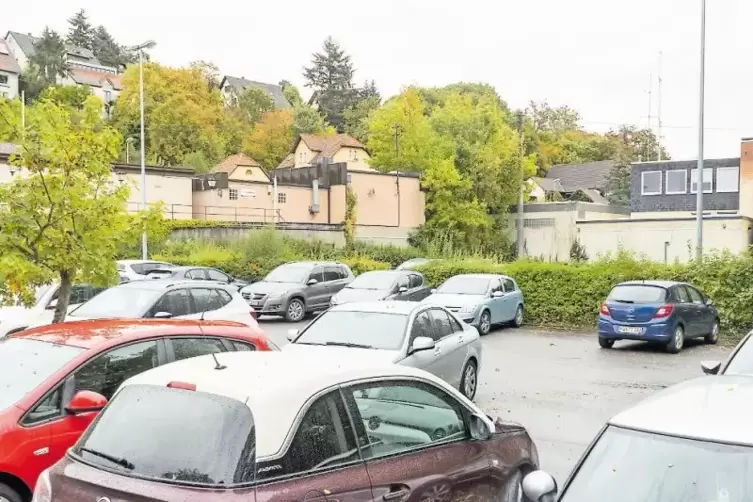 Muss weichen: Mitarbeiter-Parkplatz der Kreissparkasse.
