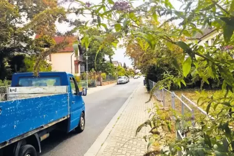 Die Autos parken in der Bahnhofstraße vor allem auf einer Seite. Das soll sich ändern, um den Verkehr zu bremsen.