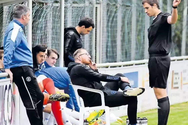 Der SCH-Vorstand hat seinen Trainer Marko Eiermann (sitzend) angewiesen, sich nicht mehr mit dem Schiedsrichter – hier Fabian Vo