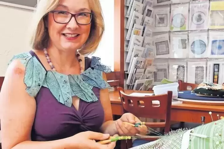 Hat immer wieder neue Ideen fürs Klöppeln: Barbara Corbet, die hier in ihrem Atelier an einem zarten Schal arbeitet. Eine Eigenk