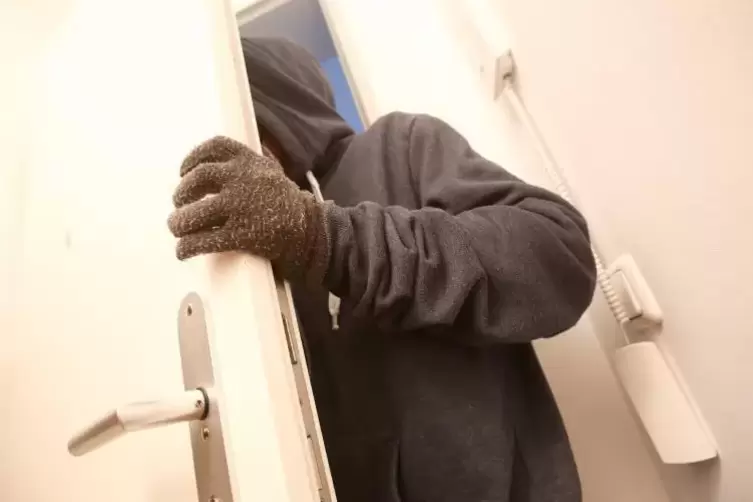 Der verhinderte Einbrecher kam nicht durch die Tür, sondern durchs Fenster – und verließ die Wohnung auf demselben Weg schnellst