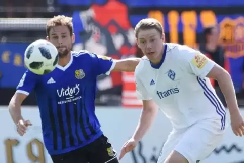 Ein abgefälschter Schuss des Pirmasenser Stürmers Dennis Krob (rechts, hier im Spiel gegen Saarbrücken) verfehlte das Steinbache