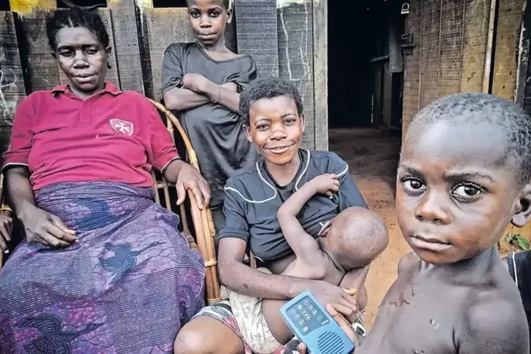 Eine Familie aus dem Pygmäen-Volk der Aka im Norden des Kongo mit dem MP3-Player der Annweiler Entwicklungsorganisation „Uridu“.