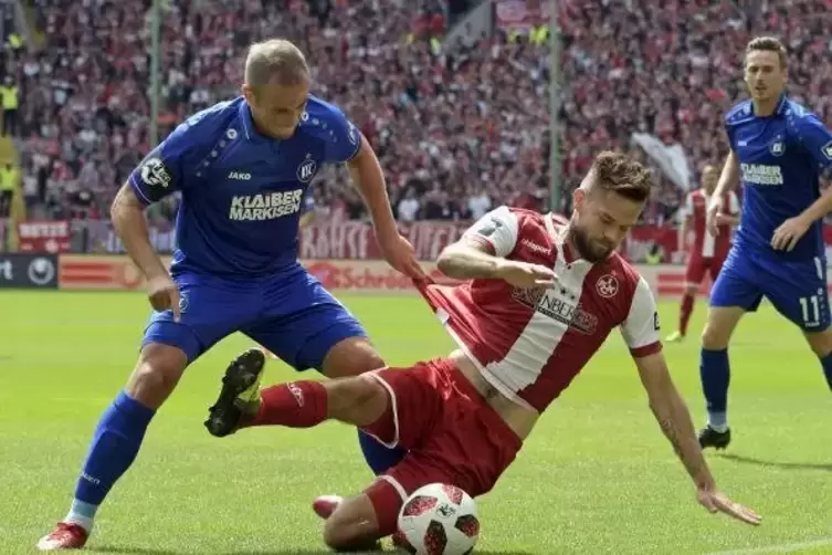 Schwer verletzt: Lukas Spalvis, hier bei seinem letzten Einsatz für den FCK. Links der Karlsruher Manuel Stiefler. Foto: KUNZ