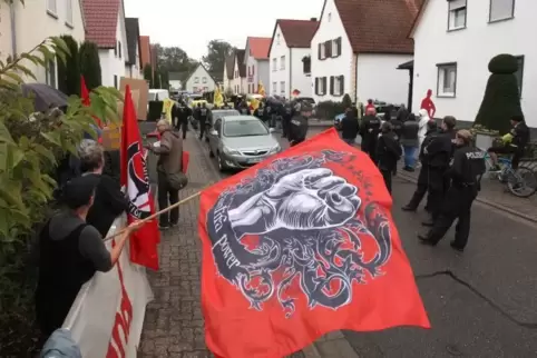 40 Demonstranten des rechten „Frauenbündnisses“ standen in der Birkenstraße etwa 60 Gegendemonstranten linker Gruppen gegenüber.