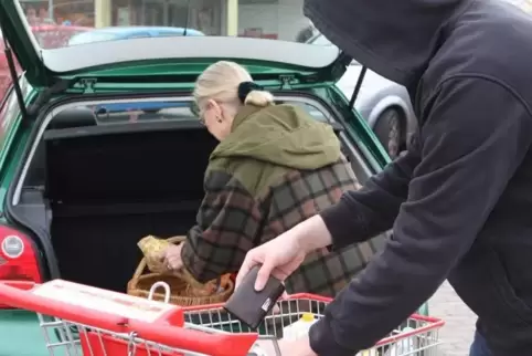 Nicht „nur“ der Geldbeutel, sondern gleich die ganze Handtasche ist der Geschädigten nach dem Einkauf abhanden gekommen.   ARCHI