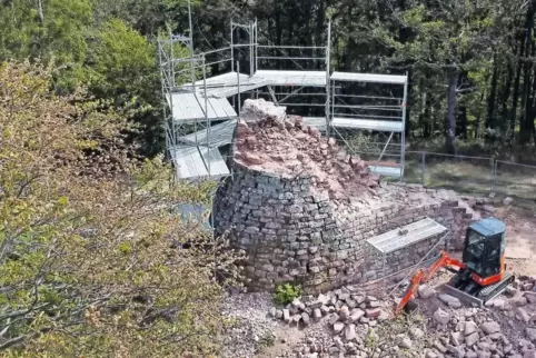 Die Baustelle am Hohenbergturm oberhalb von Birkweiler.