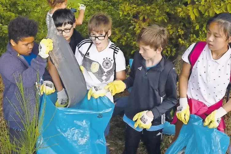 Schüler der Klasse 6 c der Landgraf-Ludwig-Realschule plus sammelten am Freitag Müll bei Hengsberg und Fehrbach im Rahmen der „A