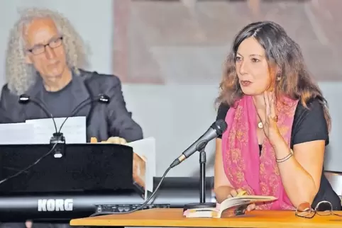 Worte und Musik: Hans Kaul und Luise Rist inszenierten die Lesung als kleine Vorstellung.