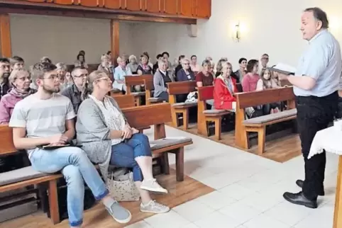 Der evangelische Pfarrer Dirk Meyer eröffnete die Friedensaktion mit den viel zitierten Worten „Nie wieder Krieg“.