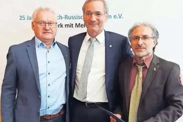 Bei der Übergabe der Urkunde (v.li.): Klaus Hartmüller, Matthias Platzeck und Jamill Sabbagh.