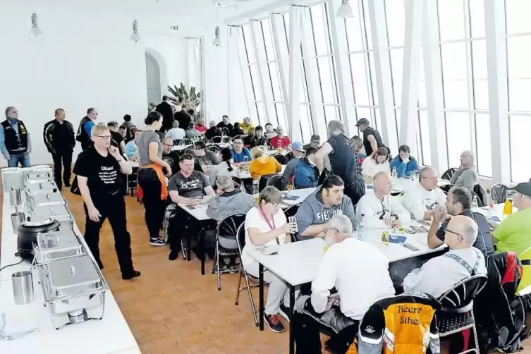 Treffpunkt Orangerie: Organisiert von Landrat Rainer Guth, haben die teilnehmer der Ausfahrt in Kirchheimbolanden zu Mittag gege