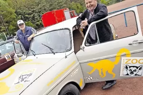 Freuen sich tierisch auf die Ausfahrt mit dem Oldtimer: Ortsvorsteher Reiner Kiefhaber und Zoo-Chef Matthias Schmitt.