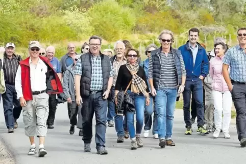 Gut gelaunt unterwegs: die Wandertruppe um Landrat Körner.