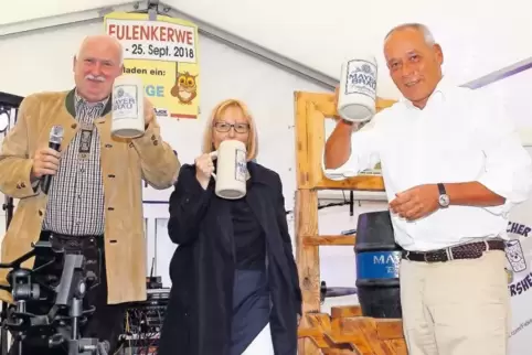 Die Friesenheimer Kerwe ist eröffnet: Ortsvorsteher Günther Henkel, Sozialdezernentin Beate Steeg und Brauerei-Chef Frank Mayer.