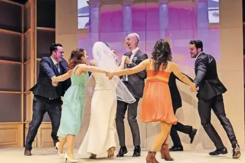 Nicht standesgemäß: Eine von vier Hochzeiten, über die Monsieur Claude alles andere als erfreut ist.