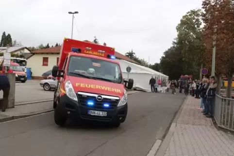 Die Carlsberger Feuerwehrkameraden wurden gestern von ihrem Tag der offenen Tür weggerufen: Ein großes Zelt, das wegen des Sturm