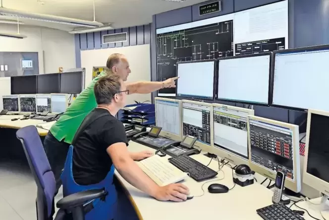 Die Stadtwerke – hier ein Blick in die Stromleitwarte – hat inzwischen auch die Netze der Nachbargemeinde Bobenheim-Roxheim gepa Die Stadtwerke – hier ein Blick in die Stromleitwarte – hat inzwischen auch die Netze der Nachbargemeinde Bobenheim-Roxheim gepa