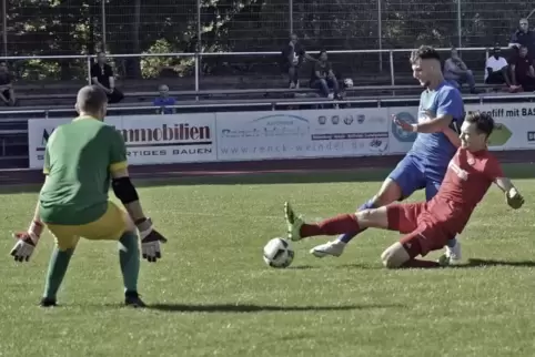 Fatjon Syla (blaues Trikot), hier in einem früheren Spiel gegen Jockgrim, hatte die Chance zum Ausgleich. Foto: Bolte 