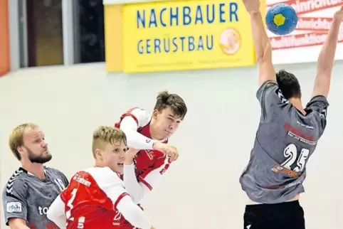 Kein Durchkommen: Tim Knobel (Zweiter von rechts) scheitert am Block von Niklas Bayer (rechts). Links beobachtet Benni Zellmer d