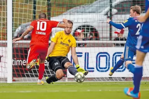 FKP-Keeper Daniel Kläs, hier gegen Fatih Candan, hielt sein Team insbesondere in Hälfte zwei mehrfach in der Partie. Beim entsch