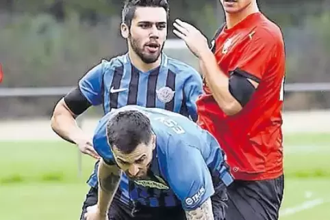 Kevin Müller (vorne) und Celal Yesil (beide ESV) schirmen Billigheims Patrick Grimm ab.