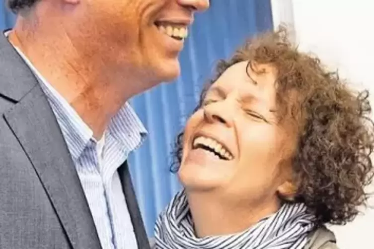 Als das Endergebnis feststeht, freut sich SPD-Kandidat Marold Wosnitza mit Ehefrau Heike Heb.