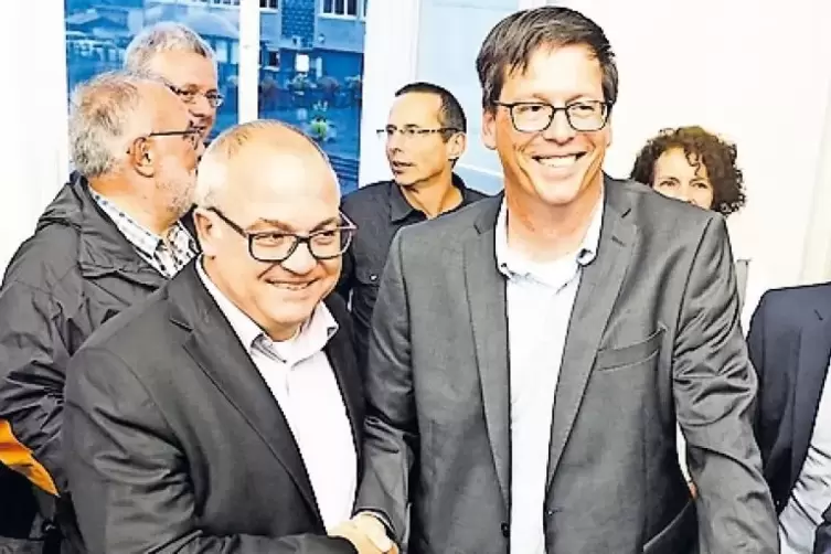 Christian Gauf (CDU, links) gratuliert dem Erstplatzierten Marold Wosnitza (SPD).