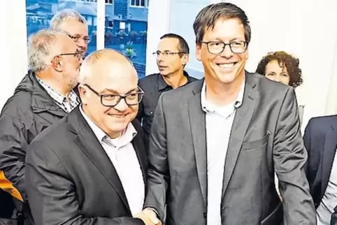Christian Gauf (CDU, links) gratuliert dem Erstplatzierten Marold Wosnitza (SPD).