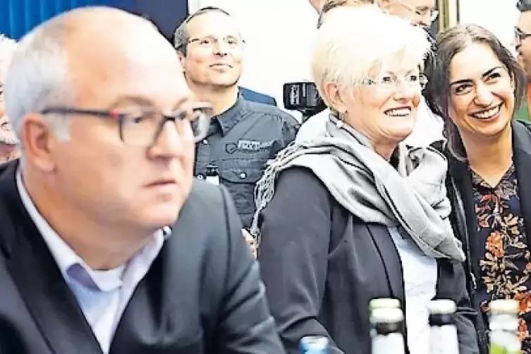 Enttäuscht: Christian Gauf (CDU, links). Erfreut: Pervin Taze und Hedi Danner (SPD, von rechts).