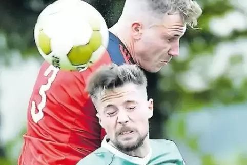 Enges Luftduell: David Luprian (l.), TuS Ramsen, gegen Nico Schulz von der SpVgg Gauersheim.