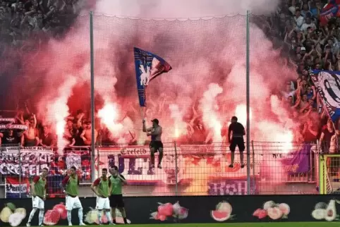 27. Mai 2018: Randale und Chaos im Mannheimer Carl-Benz-Stadion – das kann den SV Waldhof Punkte kosten. Foto: KUNZ 