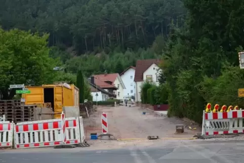 Das hat man in Hauenstein selten erlebt: Die Ausbauarbeiten in der Michaelstraße liegen sogar vor dem Zeitplan.  Foto: Franz-Jos