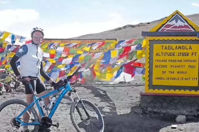 Ganz oben auf der Himalaya-Querung: Mountainbiker Edgar Thome auf dem zweithöchsten Pass der Welt.