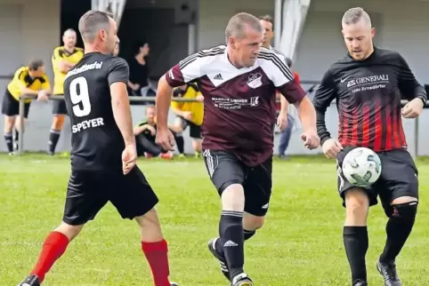 Speyer-Duell: ASV (Trikot mit weiß) gegen Domstadtteufel.