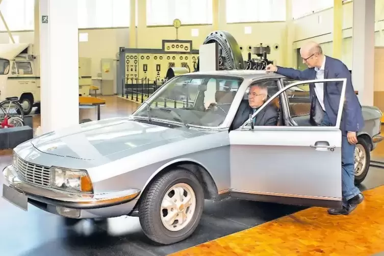 Auch Wankels früherer Wagen, ein NSU Ro 80, ist im Technoseum zu sehen. Auf dem Foto sitzt Museumsdirektor Hartwig Lüdtke am Ste