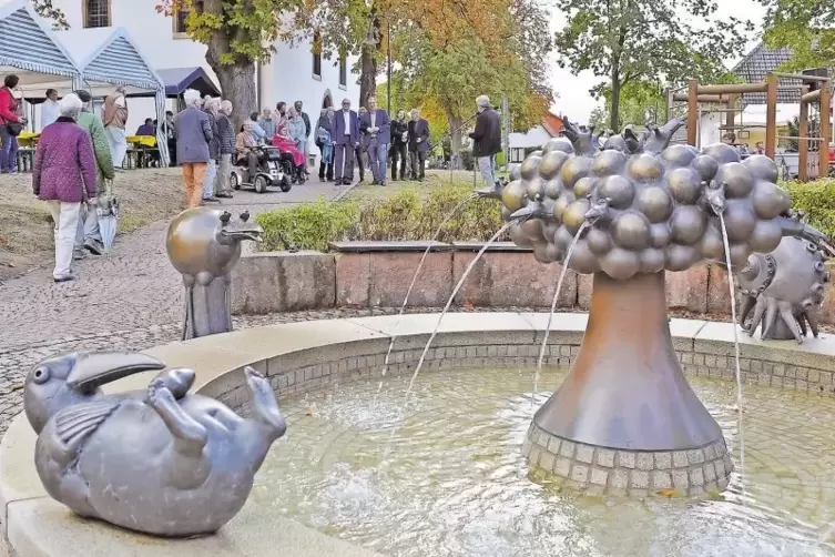 Auch das Künstlerpaar Barbara und Gernot Rumpf, das den Wasserspender aus reiner Bronze mit den verschiedene Elwetritschen-Wesen