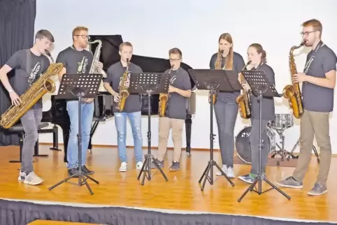 Die Saxofon Mafia beim Herbstkonzert, von links: Marvin Weber, Leiter Frank Metzger, Jakob Deibert, Marius Rank, Wilhelmine Häuß