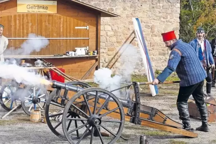 Michael Hiebinger zündet eine Kanone auf der Burg Lichtenberg. Bei der Veranstaltung „Burgendonner“ werden Repliken historischer