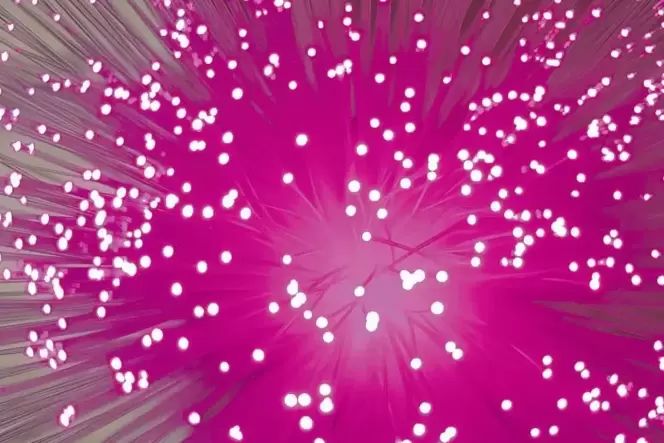 Mit Lichtleitern, die das Internet superschnell machen, sollen bald alle Kreisgebiete ausgestattet werden, in denen das Surfen b Mit Lichtleitern, die das Internet superschnell machen, sollen bald alle Kreisgebiete ausgestattet werden, in denen das Surfen b