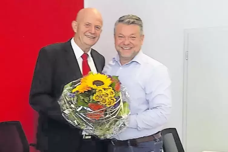 Blumen nach der Wahl: Der stellvertretende SPD-Vorsitzende Bernhard Lenhard (links) beglückwünscht Andreas Rahm als Interimsvors